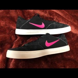 *SOLD*Nike Black/Pink Sneakers, Size 4.5
